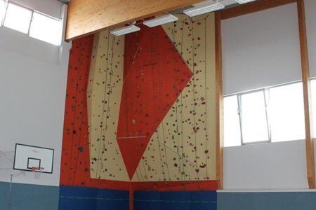 Indoor Kletterwand des Trainingslager an den Alpen