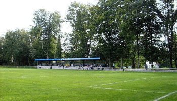 Schöner Rasenplatz Fussball Trainingslager an der Aller