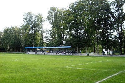 Schöner Rasenplatz Fussball Trainingslager an der Aller