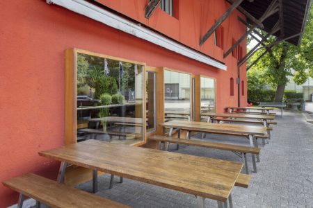 Aussengelaende des Fussball Trainingslager an der Limmat