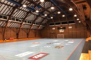Große Sporthalle beim Fussball Trainingslager an der Limmat