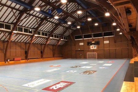Große Sporthalle beim Fussball Trainingslager an der Limmat