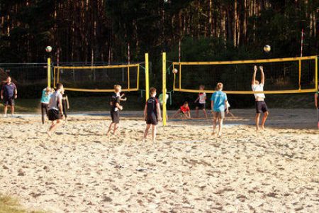 Mehrere Beachvolleyballfelder nebeneinander für ein abwechslungsreiches Rahmenprogramm beim Trainingslager an den drei Seen
