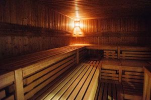 Moderne und große Sauna mit reichlich Platz