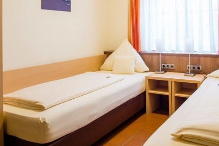 Gemütliches Doppelzimmer im Trainingslager auf der Burg
