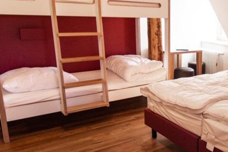 Modernisiertes Mehrbettzimmer beim Trainingslager auf der Burg