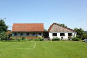 Schöner Rasenplatz samt Vereinsheim beim Fussball Trainingslager auf der Burg