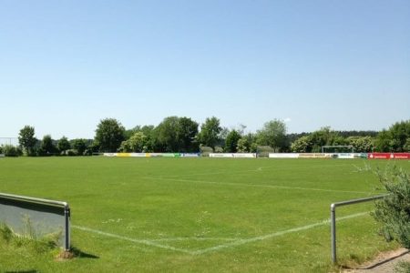 Schöner Rasenplatz während des Fussball Trainingslager auf der Burg