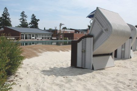 Außenbereich mit Schwimmbecken und Strandkörben