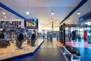 Großer Fitnessbereich mit diversen Geräte zum Krafttraining im Trainingslager Geldrop