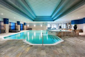 Schwimmbad mit mehreren Whirlpools im Trainingslager Geldrop