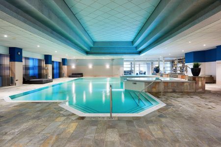 Schwimmbad mit mehreren Whirlpools im Trainingslager Geldrop