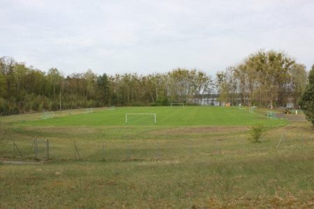 Stadion mit schönem Rasenplatz im Fussball Trainingslager Haus am See