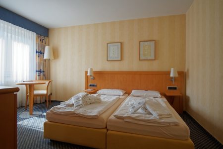 Komfortables Doppelzimmer mit zwei Einzelbetten