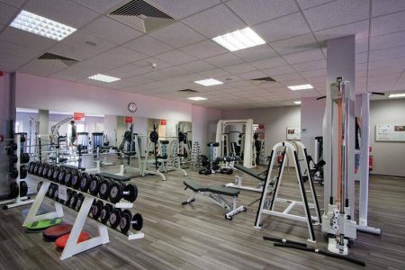 Großer Fitnessbereich mit reichlich Trainingsmöglichkeiten beim Trainingslager in der Südheide