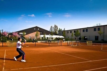 Es gibt mehrere Tennisplätze in der Umgebung, um die Freizeit ebenfalls sportlich zu gestalten