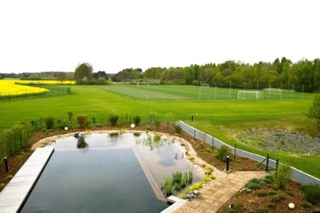 Die Umgebung beim Sportplatz ist sehr idyllisch mit dem angrenzenden Wald und einem Teich