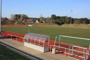 Großes Stadion mit Tartanbahn und idyllischer Umgebung