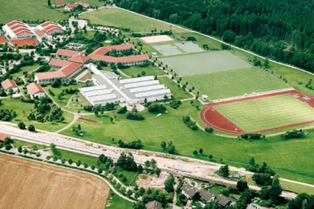 Luftbild des Trainingslager Oberbayern mit vielen Rasen und Kunstrasenplätzen