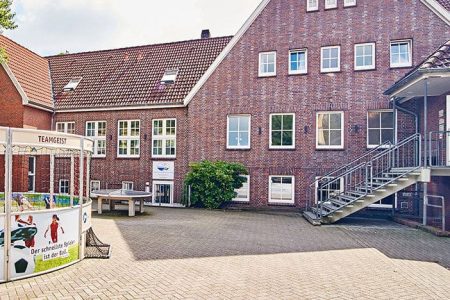 Vor der Unterkunft steht ein kleiner Soccer-Court mit mini Toren