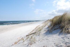 Die wunderschönen Dünen und feiner Strandstrand mit Blick auf das Meer