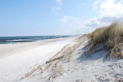 Die wunderschönen Dünen und feiner Strandstrand mit Blick auf das Meer