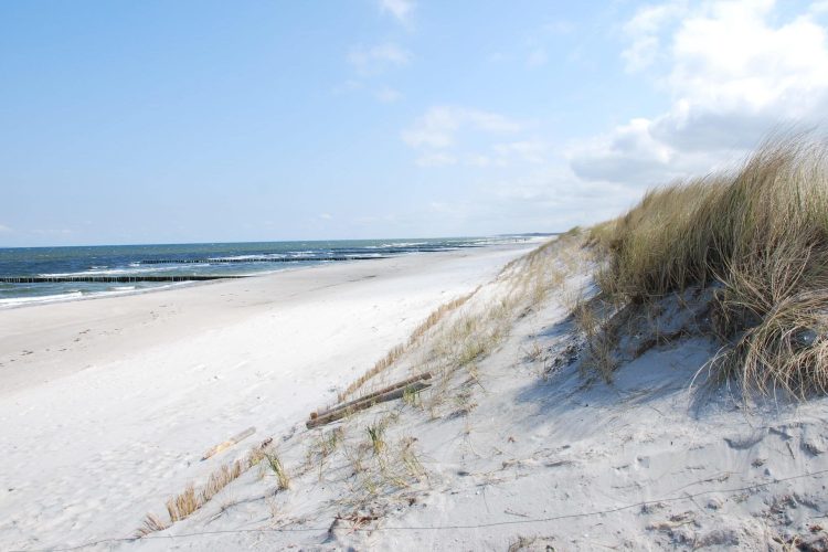 Die wunderschönen Dünen und feiner Strandstrand mit Blick auf das Meer