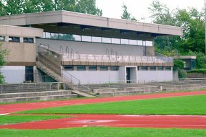 Sportplatz mit kleiner Tribüne beim Fussball Trainingslager Ploen