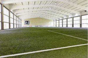 Zusätzliche Indoor-Halle mit Kunstrasen bei schlechtem Wetter