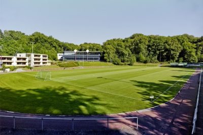 Der Rasenplatz liegt direkt neben der Unterkunft beim Trainingslager Rhein-Sieg