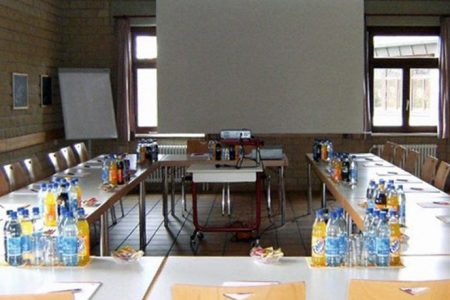Seminarraum für Taktikbesprechungen im Trainingslager Rheinufer
