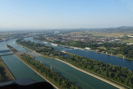Luftbild des Fußball Trainingslager am Rheinufer
