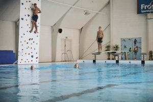 Schwimmhalle samt Kletterwand im Fussball Trainingslager Rodding Daenemark