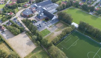 Luftaufnahme des Fussball Trainingslager Rodding