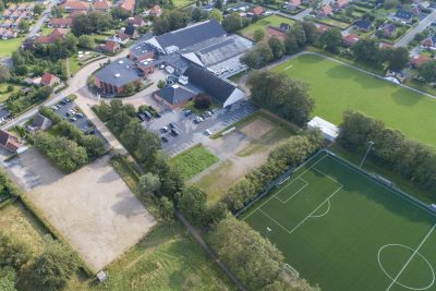 Luftaufnahme des Fussball Trainingslager Rodding