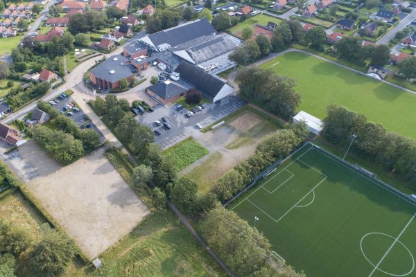 Luftaufnahme des Fussball Trainingslager Rodding
