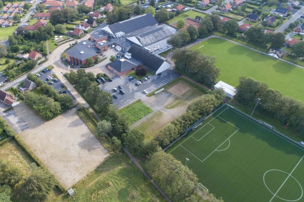 Luftaufnahme des Fussball Trainingslager Rodding