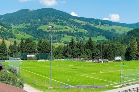 Training und Testspiele auf dem Rasenplatz neben der Unterkunft