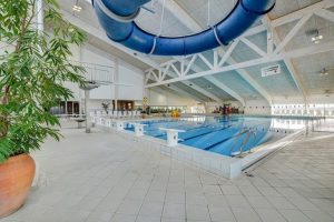 Großer Schwimmbereich mit extra Rutsche