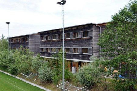 Gebauede mit Fussballplatz im Trainingslager Sportcampus Emmental