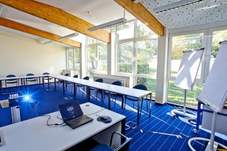 Konferenzraum mit modernem Equipment im Sporthotel Harz für Trainingslager