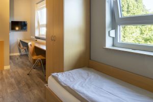 Geräumiges Zimmer Sporthotel Mittelhessen während Fussball Trainingslager