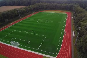 Schöner Kunstrasenplatz der Sportschule Emsland für Fussball Trainingslager