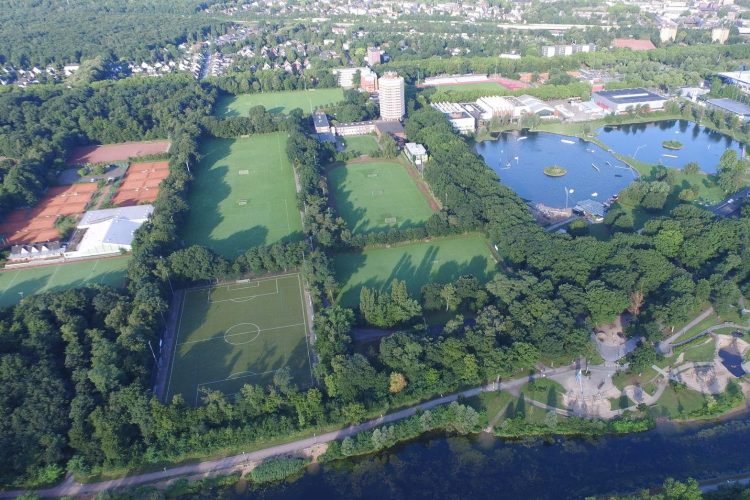 Luftbild der Sportschule Wedau mit vielen Rasen- und Kunstrasenplätzen