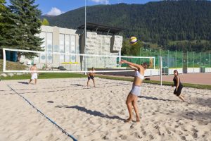 Beachvolleyballplatz im Fussball Trainingslager Wallis