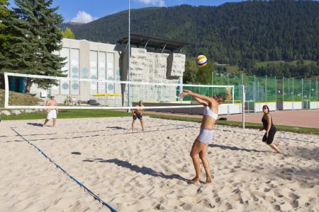 Beachvolleyballplatz im Fussball Trainingslager Wallis