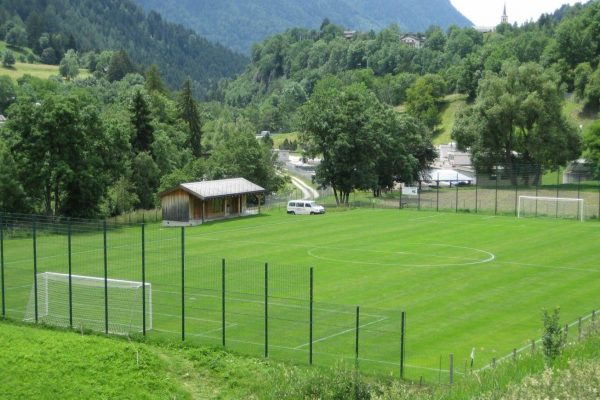 Schöner Naturrasenplatz im Fussball Trainingslager Wallis