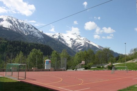 Hartplatz vor schöner Bergkulisse im Fussball Trainingslager Wallis