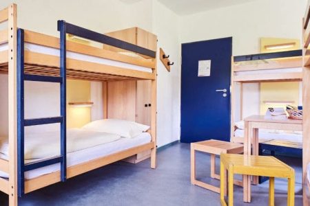 Große Zimmer mit Betten für mehrere Personen in einem Raum